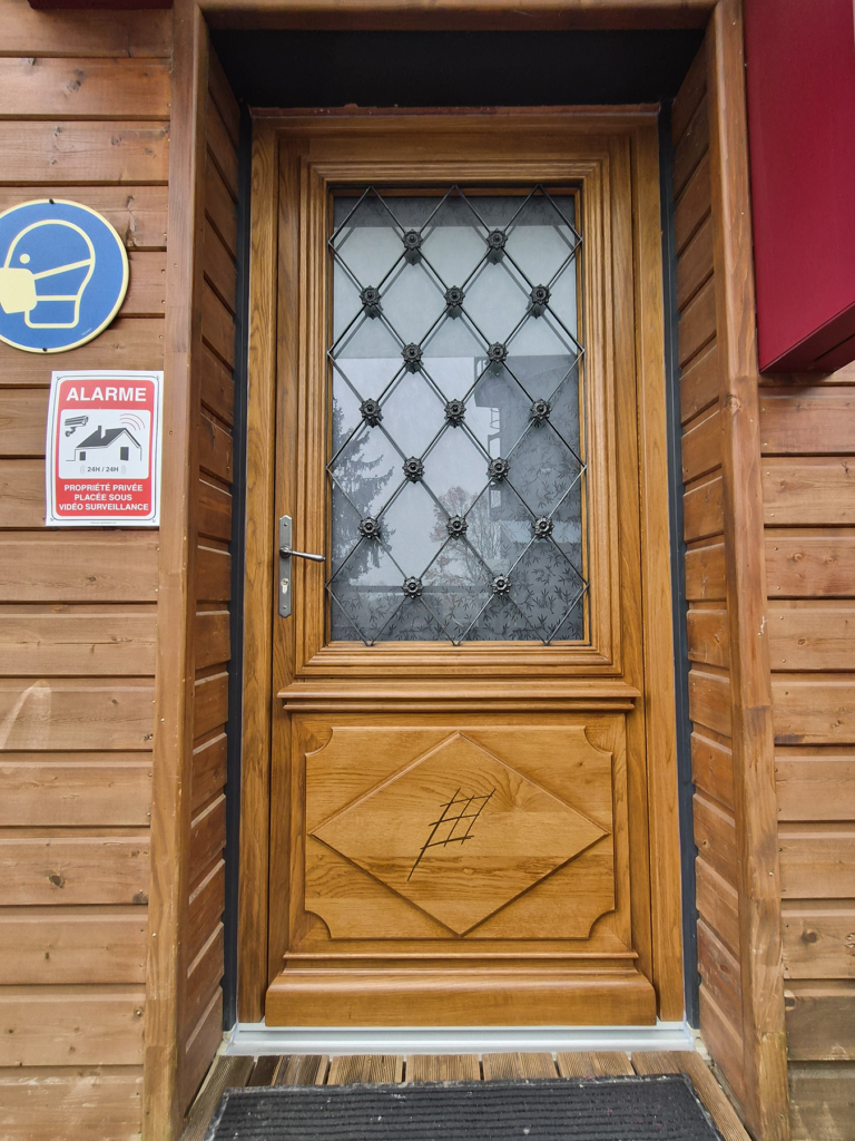 Porte d'entrée de l'entreprise Portes et Fenêtres du Périgord