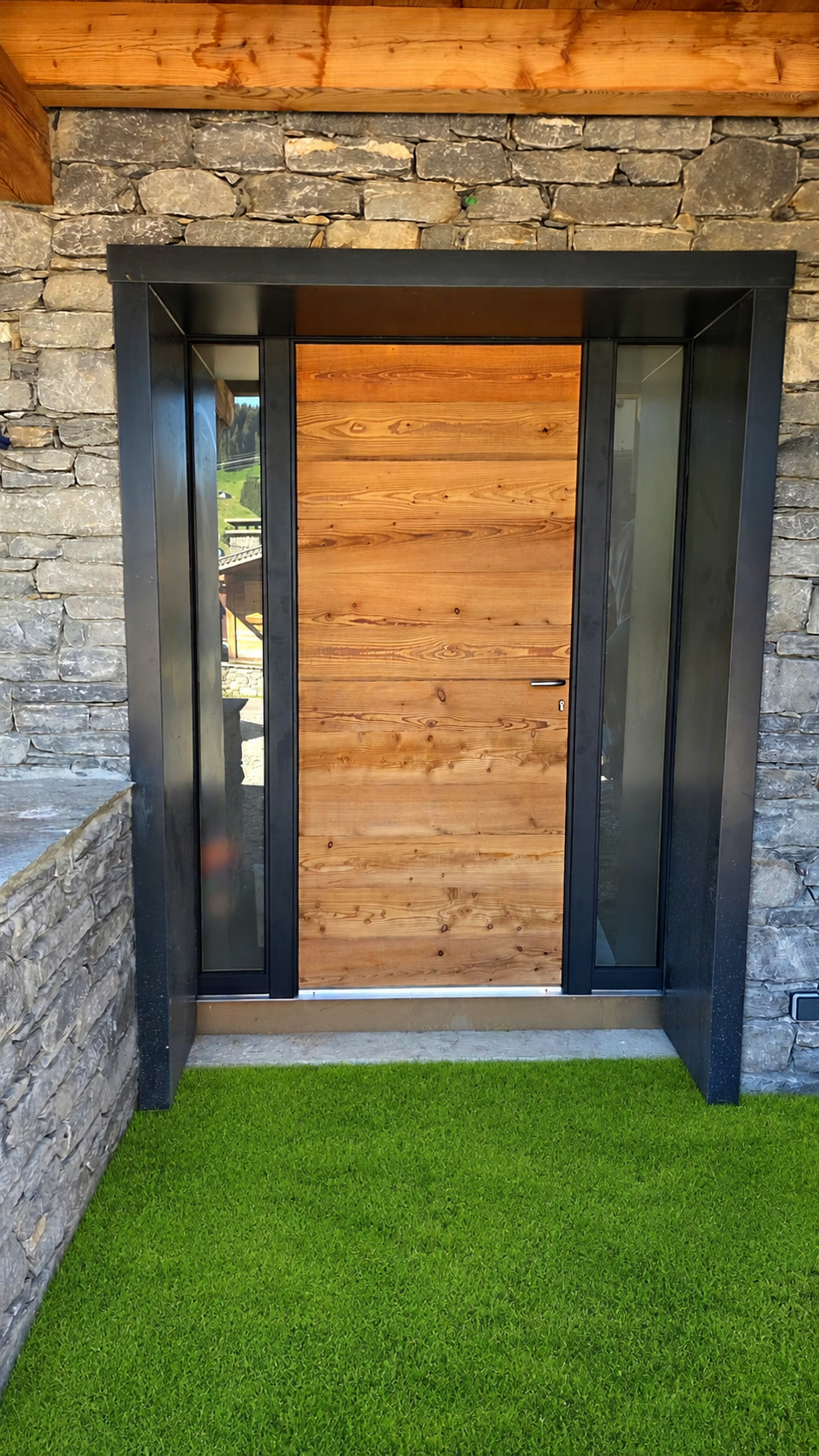 Porte d'entrée PFP24 en lames bois sur montage aluminium
